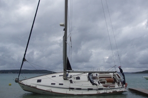 Šibenik, 19. rujna 2011. - zadarska jedrilica nasukala se na plažu Jadrija prilikom privezivanja za plutaču uslijed naleta jakoga vjetra i visokih valova